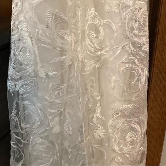 NWOT Wedding Dress. So beautiful Never - Picture 6 of 7